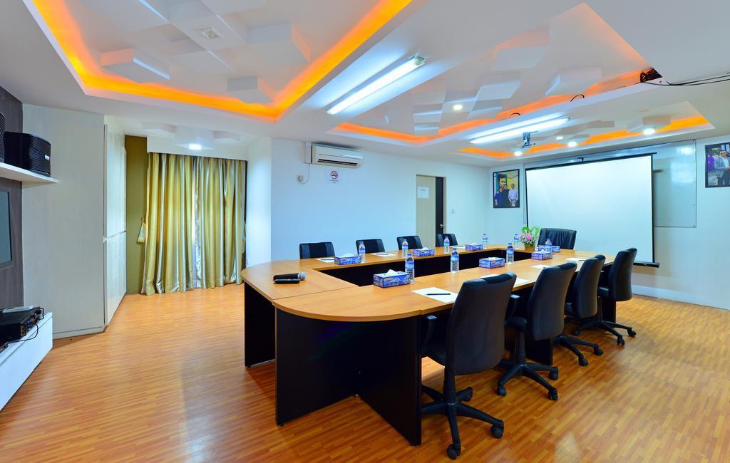 Business Alliance Hotel Yangon Bagian luar foto