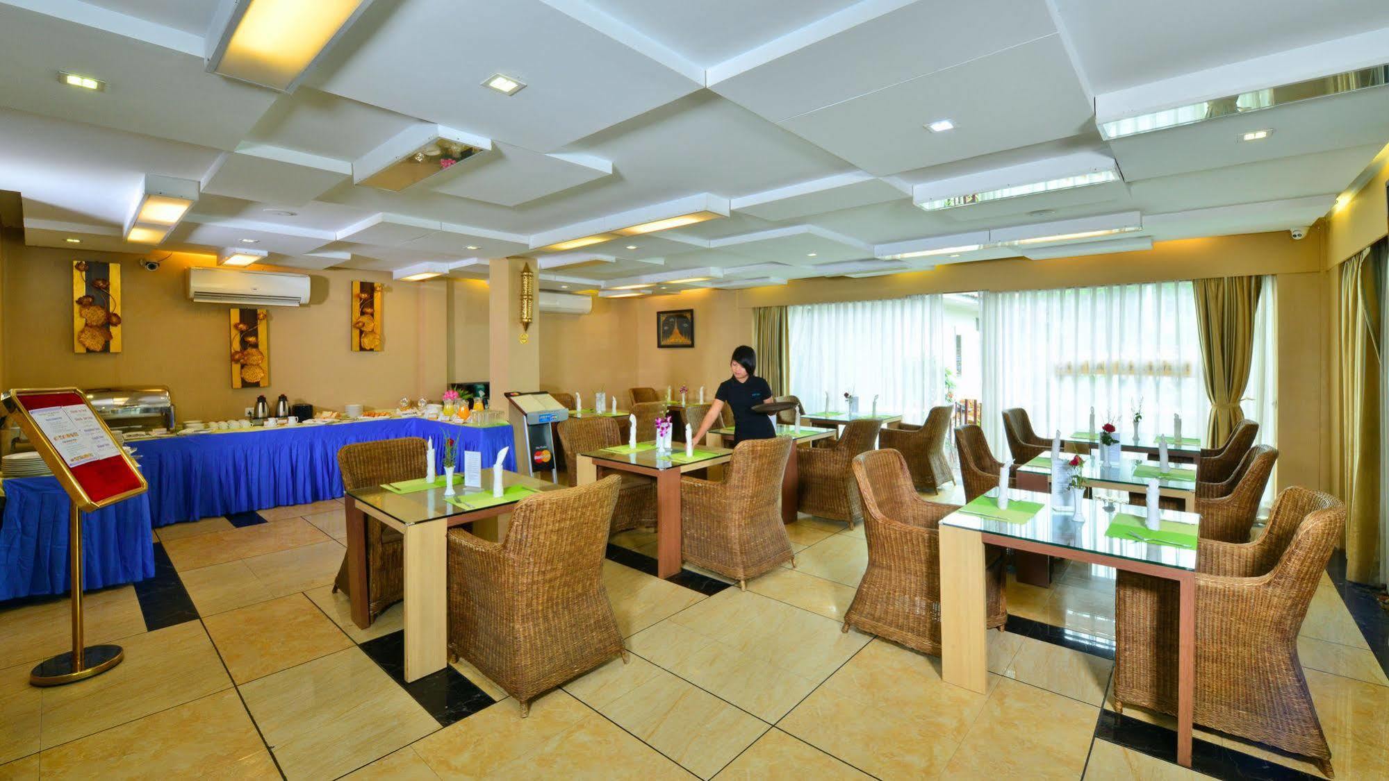 Business Alliance Hotel Yangon Bagian luar foto